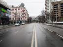 Eine leere Straße während einer Ausgangssperre in Kiew, Ukraine, am 1. März 2022.