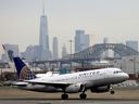 Ein Passagierflugzeug von United Airlines hebt am Newark Liberty International Airport in New Jersey, USA, ab 