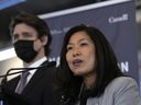 Minister für wirtschaftliche Entwicklung Mary Ng spricht, während Premierminister Justin Trudeau auf einer Pressekonferenz in Bayview Yards in Ottawa zuhört.