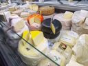 Eine Auswahl an handwerklich hergestelltem Käse in der Produktionsstätte der Fromagerie Fritz Kaiser in Noyan, Que.