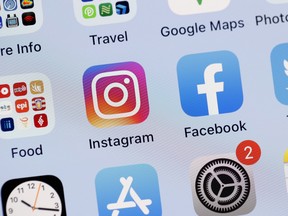 Die Facebook- und Instagram-Apps auf einem iPhone-Bildschirm.