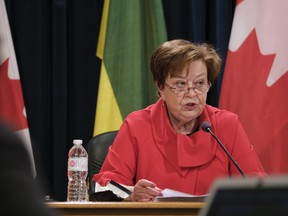 Saskatchewans Finanzministerin Donna Harpauer spricht auf einer Pressekonferenz im Legislative Building in Regina.