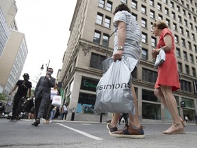 Eine Person trägt in Montreal eine Einkaufstasche von La Maison Simons Inc.