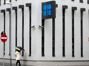 Eine Frau geht an der OPEC-Zentrale in Wien vorbei.