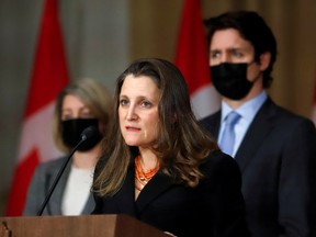 Die stellvertretende Premierministerin und Finanzministerin Chrystia Freeland spricht auf einer Pressekonferenz mit Premierminister Justin Trudeau und Außenministerin Melanie Joly in Ottawa.