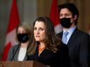 Die stellvertretende Premierministerin und Finanzministerin Chrystia Freeland spricht auf einer Pressekonferenz mit Premierminister Justin Trudeau und Außenministerin Melanie Joly in Ottawa.