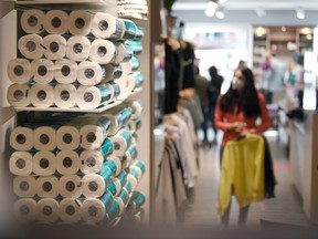 Des clients font leurs courses dans le magasin de mode de Norbert Kremsreiter, qui vendait à l'origine des vêtements et de la nourriture, et depuis peu du papier toilette et d'autres articles de toilette, à Freyung, en Allemagne.