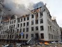 Die Szene eines Feuers im Gebäude der Wirtschaftsabteilung der Karazin Kharkiv National University, das angeblich während des jüngsten Beschusses durch Russland am Mittwoch getroffen wurde.