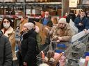 Kunden kaufen am 3. März 2022 in einem Ikea-Geschäft in Omsk, Russland, ein.