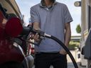 Ein Fahrer tankt am Montag, den 7. März 2022, an einer Chevron-Tankstelle in San Francisco, Kalifornien, USA. 