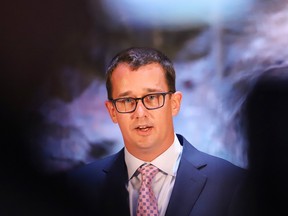 De minister van Arbeid Monty McNaughton van Ontario.