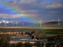 Windkraftanlagen in Alberta.  Shopify und die Royal Bank of Canada haben einen Strombezugsvertrag unterzeichnet, um jährlich 90.000 KWh Strom vom Windkraftprojekt Rattlesnake Ridge südwestlich von Medicine Hat zu kaufen.