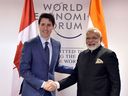 Premierminister Justin Trudeau schüttelt dem indischen Premierminister Narendra Modi beim Weltwirtschaftsforum in Davos 2018 die Hand.