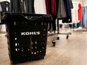 Das Etikett von Kohl's ist auf einem Einkaufskorb in einem Kaufhaus von Kohl's im New Yorker Stadtteil Brooklyn zu sehen.