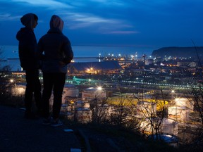 Nachts beleuchtete Öllagertanks in der Raffinerie RN-Tuapsinsky, betrieben von Rosneft Oil Co., in Tuapse, Russland.
