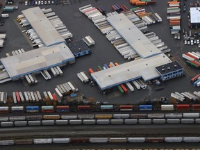 LKW-Anhänger stehen am 20. November 2021 in Surrey, British Columbia, auf einem Rangierbahnhof im Leerlauf.