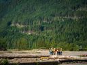 Mitarbeiter von Woodfibre LNG treffen sich am Standort der zukünftigen Fabrik des Unternehmens, mit dem Squamish Chief im Hintergrund.  Foto: Mit freundlicher Genehmigung von Woodfibre LNG
