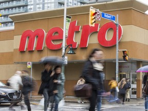 Metro Inc, le troisième plus grand épicier du Canada, affirme qu'il subit des pressions pour absorber les augmentations de coûts et réduire ses marges. 