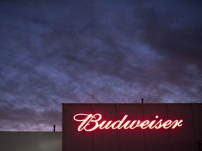 Das Logo von Anheuser-Busch Budweiser vor einem Lagerhaus in Illinois.
