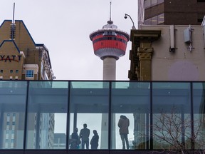 Büroangestellte in der Innenstadt versammeln sich in Calgary.