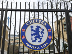 Ein Schild an einem Tor im Stadion Stamford Bridge, dem Heimstadion des Chelsea Football Club.