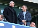 Direktor von Chelsea FC Eugene Tenenbaum steht neben Besitzer Roman Abramovich.