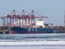 Ein Containerschiff liegt im Hafen von Montreal.