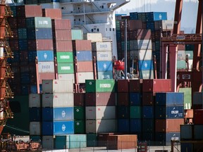 Versandcontainer gestapelt am Containerterminal DP World im Hafen von Vancouver.