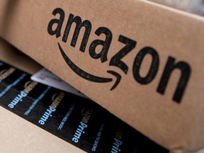 Amazon-Kisten für die Lieferung im Stadtteil Manhattan in New York City gestapelt.