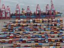 Versandcontainer werden an einem Containerterminal im Hafen von Long Beach-Port of Los Angeles von einem Schiff entladen.