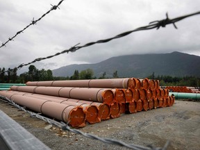 Des morceaux du projet Trans Mountain Pipeline se trouvent dans un lot de stockage à l'extérieur de Hope, en Colombie-Britannique.