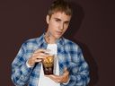 Der Cold-Brew-Kaffee French Vanilla namens Biebs Brew ist das zweite Produkt, das Tim Hortons in Zusammenarbeit mit Justin Bieber entwickelt hat.