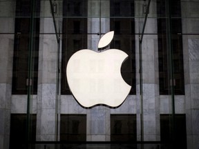 Ein Apple-Logo hängt über dem Eingang zum Apple Store an der 5th Avenue in New York City.