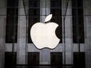 PHOTO DE FICHIER : PHOTO DE FICHIER : Un logo Apple est suspendu au-dessus de l'entrée de l'Apple Store sur la 5e Avenue dans le quartier de Manhattan à New York, le 21 juillet 2015. REUTERS/Mike Segar/File Photo/File Photo
