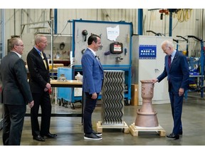 President Biden inspects large, printed aerospace components and meets with senior leadership from Sintavia, Lockheed Martin, and Honeywell in Cincinnati on May 6, 2022 to launch the new White House "AM Forward" supply chain initiative (from left to right, Frank St. John, COO, Lockheed Martin; Mike Madsen, CEO, Honeywell Aerospace; Brian Neff, Founder & CEO, Sintavia). Photo Courtesy: AP/Andrew Harnik