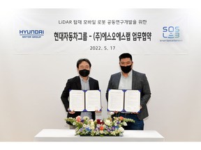 Dong Jin Hyun, Head of Hyundai Motor Group Robotics Lab (left), and Ji-seong Jeong, SOSLAB CEO (right) at the MOU signing ceremony for the joint development of LiDAR for mobile robots held at Hyundai Motor Group Uiwang Research Center located in Uiwang-si, Gyeonggi-do