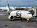 Ein Flugzeug von Flair Airlines bereitet sich darauf vor, im März vom Vancouver International Airport abzufliegen.