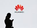 Eine Mitarbeiterin von Huawei verwendet ihr Mobiltelefon beim Huawei Digital Transformation Showcase in Shenzhen, China.