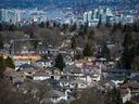 Ein Eigentumswohnungsgebäude wird im Bau gesehen, umgeben von Häusern, während Eigentumswohnungstürme in Vancouver, BC, am Freitag, den 30. März 2018, in der Ferne zu sehen sind. Die örtliche Immobilienbehörde sagt, dass der Benchmark-Preis eines Einfamilienhauses in Metro Vancouver um fast 10 pro gefallen ist Jahr für Jahr weniger, da immer mehr Verkäufer Immobilien auflisteten, aber Wohnungssuchende sich weiterhin Zeit ließen.  DIE KANADISCHE PRESSE/Darryl Dyck 