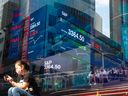 Des moniteurs affichent des informations sur le marché du S&P 500 au siège social de Morgan Stanley à New York, aux États-Unis