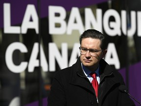 Der konservative Abgeordnete und Führungskandidat Pierre Poilievre spricht während einer Pressekonferenz vor der Bank of Canada in Ottawa.