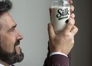 Pierre Morin, Vizepräsident für Forschung und Innovation bei Danone Canada, zeigt die neue Silk Next Milk auf pflanzlicher Basis. 