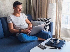 050822-the-gig-economy-freelancing-freedom-or-chaotic-contracts_hero_43_1280x960_v20220505123837