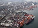 Eine Luftaufnahme des Hafens von Vancouver.  Ein neuer Bericht der Weltbank stuft Vancouver auf Platz 368 von 370 Häfen weltweit ein.