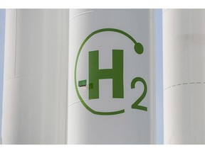 The chemical symbol for hydrogen on a storage tank  Photographer: Angel Garcia/Bloomberg