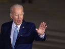 US-Präsident Joe Biden winkt nach der Ankunft mit der Air Force One am Flughafen München vor dem Gipfel der Staats- und Regierungschefs der Gruppe der Sieben (G-7) am Samstag, den 25. Juni 2022 in München. Die Staats- und Regierungschefs der G-7 halten ihren Gipfel ab die bayerischen Alpen ab Sonntag zu Gast bei Bundeskanzler Olaf Scholz.