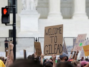 Demonstranten für Abtreibungsrechte protestieren vor dem Obersten Gerichtshof der Vereinigten Staaten, während das Gericht im Abtreibungsfall Dobbs gegen die Frauengesundheitsorganisation entscheidet und die wegweisende Abtreibungsentscheidung Roe gegen Wade in Washington, USA, am 24. Juni 2022 aufhebt.