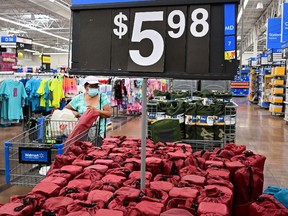 Eine Frau kauft in Rosemead, Kalifornien, ein. Laut einer am 28. Juni veröffentlichten Umfrage sind die Gefühle der Amerikaner gegenüber der Wirtschaft im Juni weiter eingebrochen, nachdem sie im Monat zuvor aufgrund der Besorgnis über die explodierende Inflation stark gefallen waren.