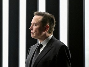 Elon Musk nimmt an der Eröffnungsfeier der neuen Tesla Gigafactory für Elektroautos in Grünheide, Deutschland, am 22. März 2022 teil.