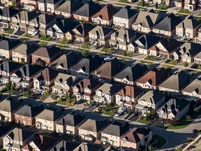 Häuser in einer Nachbarschaft in Toronto.  Die Canada Mortgage and Housing Corporation sagt, dass zwei Drittel der Wohnungsangebotslücke in Ontario und British Columbia zu finden sind, Provinzen, die in den letzten Jahren mit einem starken Rückgang der Erschwinglichkeit konfrontiert waren.